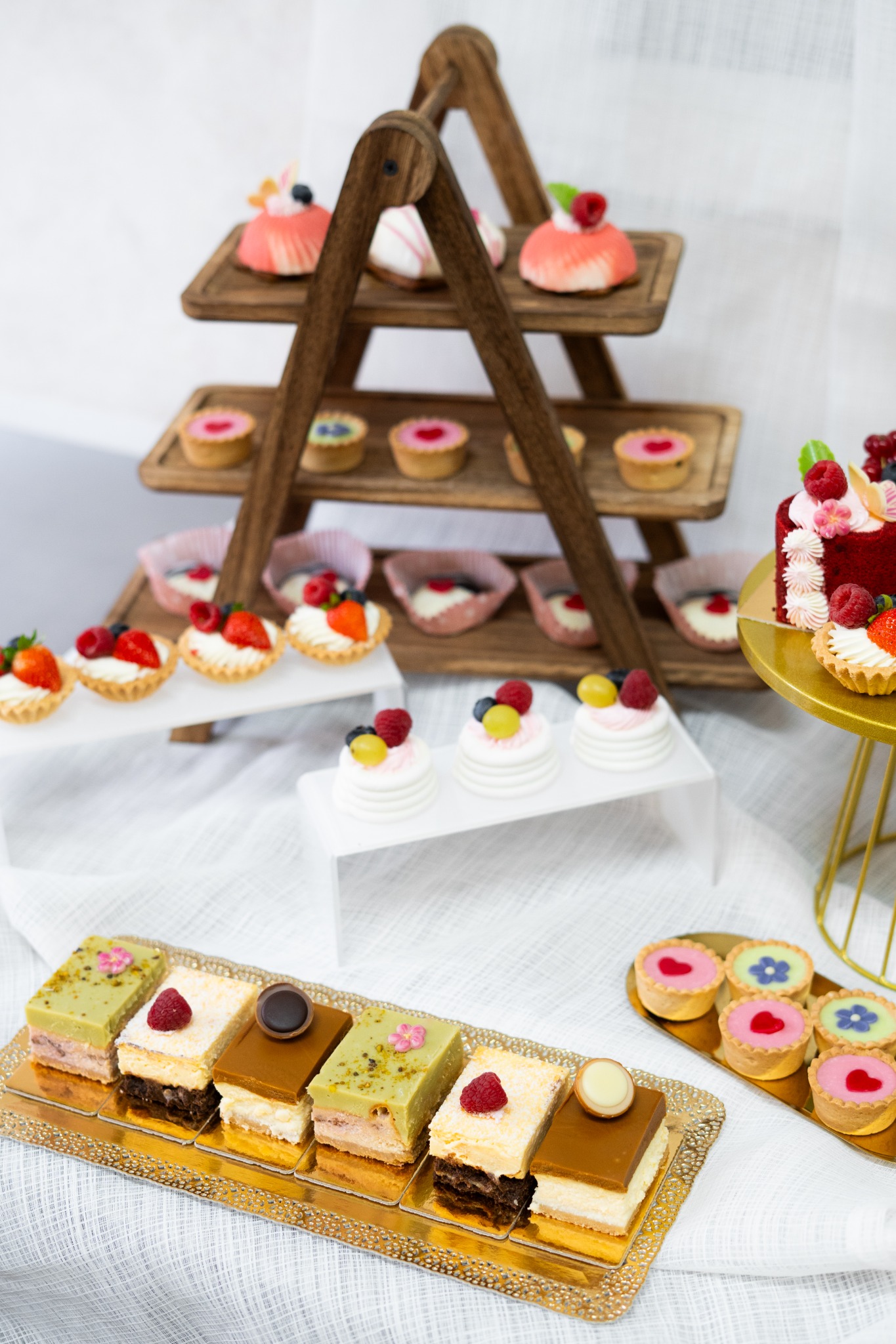 Ponuka cupcake stôl cukráreň Domáca chuť Dolný Kubín - Ružomberok DomacaChut.sk bočný pohľad na cupcake stôl 12