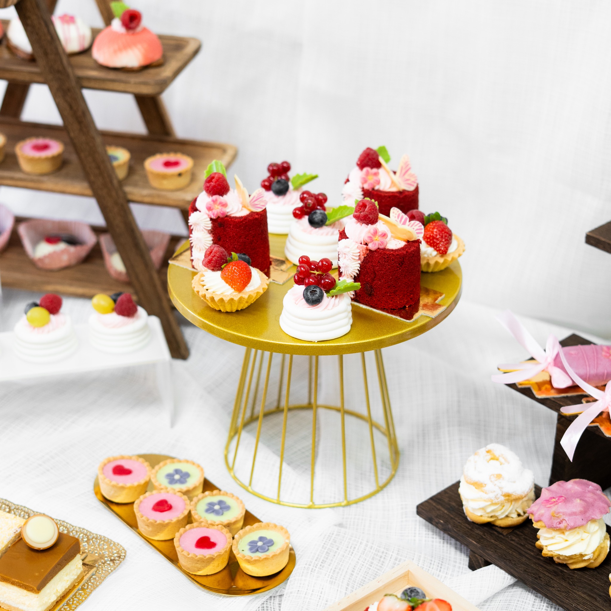 Ponuka cupcake stôl cukráreň Domáca chuť Dolný Kubín - Ružomberok DomacaChut.sk červené mini dezerty na stojane 13