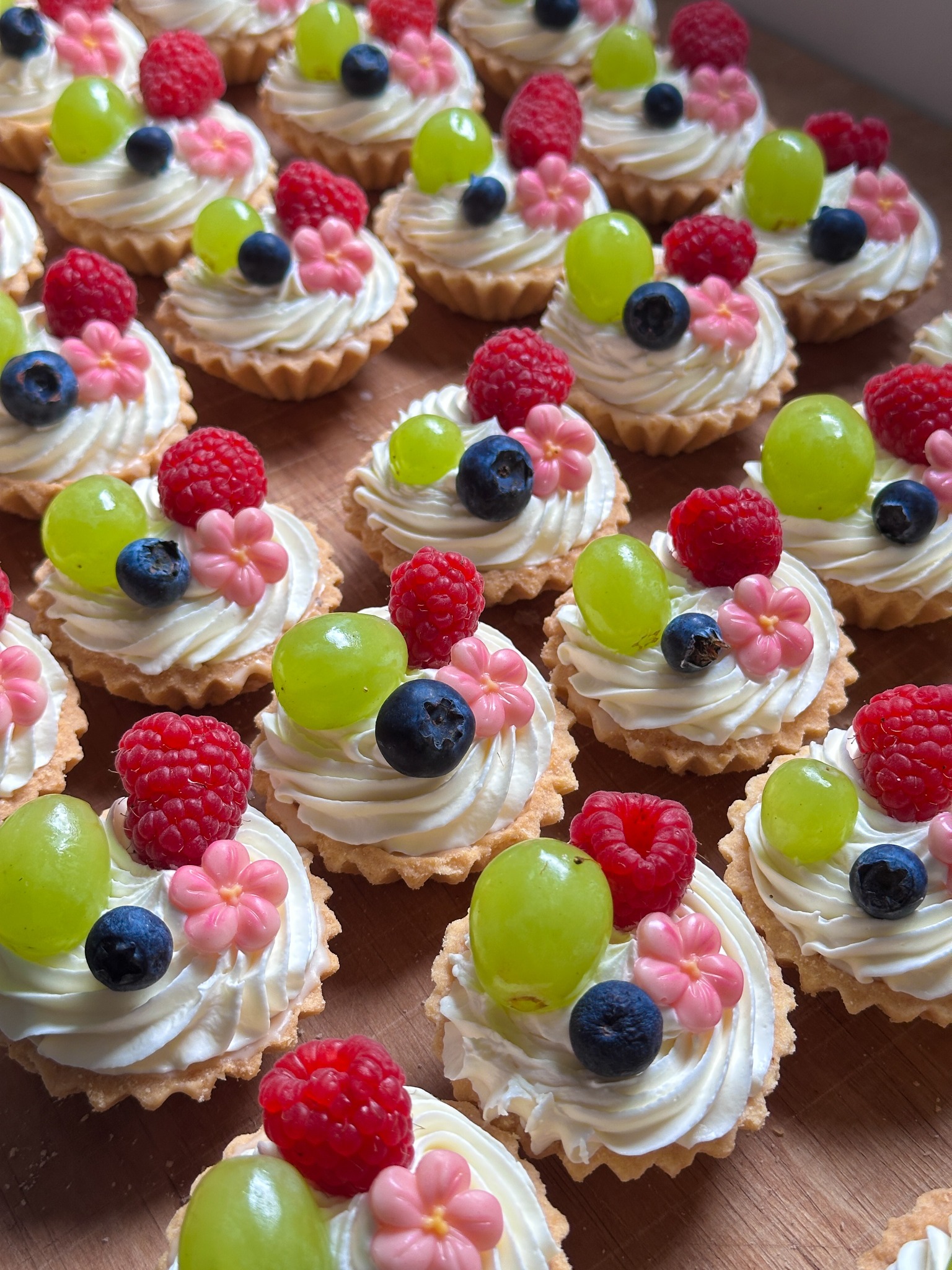 Ponuka cupcake stôl cukráreň Domáca chuť Dolný Kubín - Ružomberok DomacaChut.sk ovocné mini košíčky 16